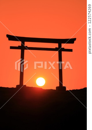 (Shizuoka Prefecture) Shirahama Shrine, Daimeijiniwa Akatorii Sunrise 122574269