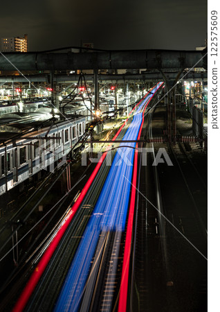 夜間穿越城市的特快列車 122575609