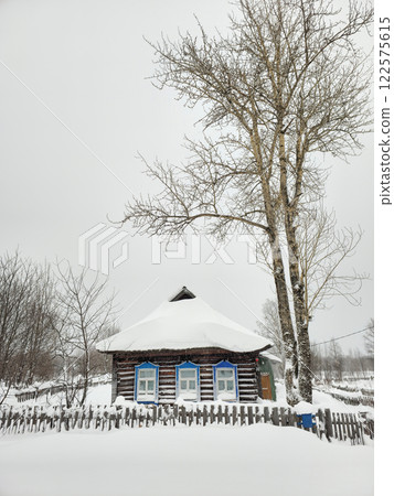 Old wooden house covered with snow 122575615