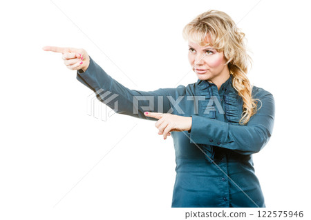 Business woman make showing gesture 122575946