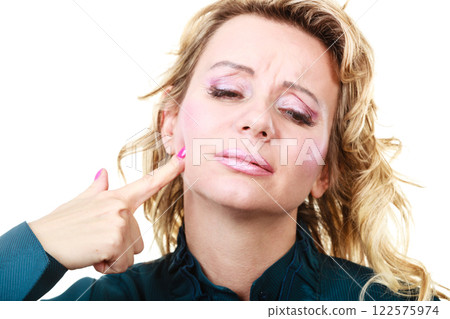 Woman with toothache problem 122575974