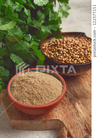 a bunch of fresh cilantro, coriander seeds and powder bowls, close-up, top view, no people, food and drinks, a bunch of fresh cilantro, coriander seeds and powder bowls, close-up, top view, no people, food and drinks, 122577151