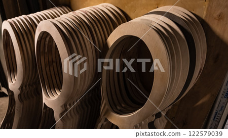 Assembling the kitchen drawer with a tray for the spoons and forks Assembling the kitchen drawer with a tray for the spoons and forks 122579039