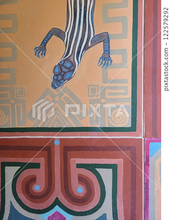 Vibrant Lizard Mural with Tribal Patterns Urban Eye-Level View 122579292