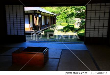 一間俯瞰日式花園的傳統日式旅館的客房 122580034