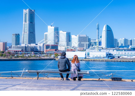 [Cityscape] A couple looking at the Minato Mirai scenery from Osanbashi Pier, Yokohama [Kanagawa Prefecture] 122580060