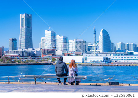 [城市景觀] 一對夫婦從橫濱大棧橋碼頭欣賞港未來的風景 [神奈川縣] 122580061