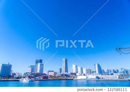 [城市景觀] 晴朗的冬日，從橫濱大棧橋碼頭眺望港未來 [神奈川縣] 122580111