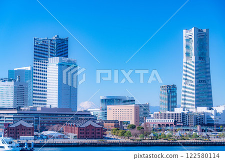 [城市景觀] 晴朗的冬日，從橫濱大棧橋碼頭眺望港未來 [神奈川縣] 122580114