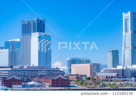 [Cityscape] View of Minato Mirai from Osanbashi Pier in Yokohama on a clear winter day [Kanagawa Prefecture] 122580130