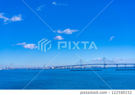 [海灣風景] 晴朗的冬日，從橫濱大棧橋碼頭眺望橫濱海灣大橋 [神奈川縣] 122580152