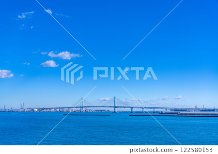 [海灣風景] 晴朗的冬日，從橫濱大棧橋碼頭眺望橫濱海灣大橋 [神奈川縣] 122580153