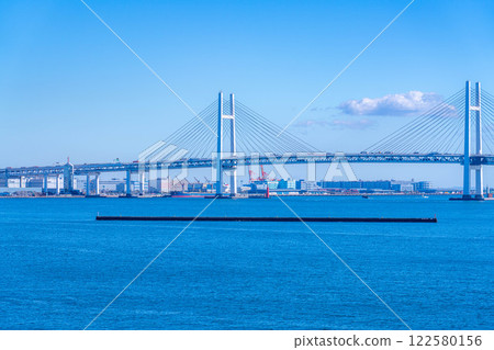 [海灣風景] 晴朗的冬日，從橫濱大棧橋碼頭眺望橫濱海灣大橋 [神奈川縣] 122580156