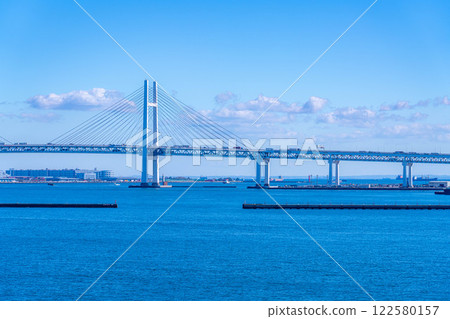 [海灣風景] 晴朗的冬日，從橫濱大棧橋碼頭眺望橫濱海灣大橋 [神奈川縣] 122580157