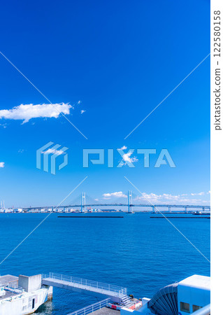 [海灣風景] 晴朗的冬日，從橫濱大棧橋碼頭眺望橫濱海灣大橋 [神奈川縣] 122580158