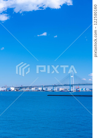 [海灣風景] 晴朗的冬日，從橫濱大棧橋碼頭眺望橫濱海灣大橋 [神奈川縣] 122580160
