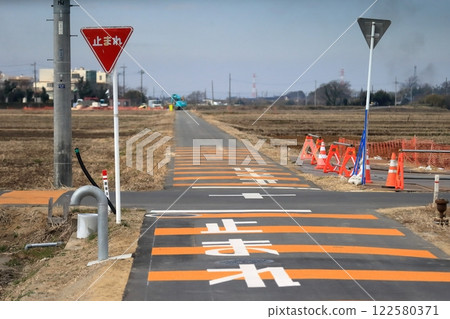 停止的路標 停止的路標 122580371