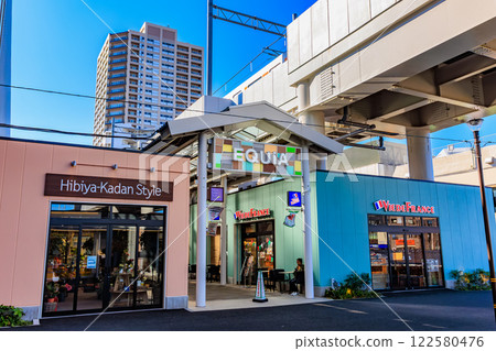 EQUiA 竹之塚是東京都足立區竹之塚站高架地下建造的商業設施 122580476