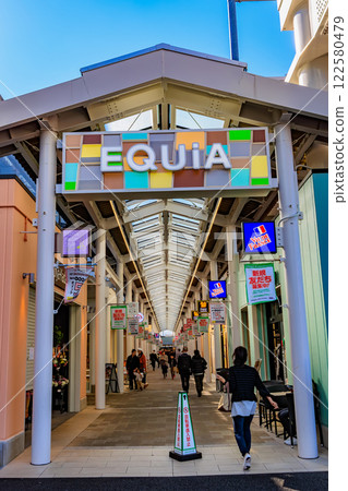 EQUiA 竹之塚是東京都足立區竹之塚站高架地下建造的商業設施 122580479