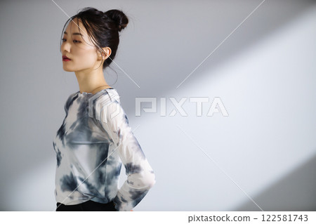 Beauty image of women in their twenties 122581743