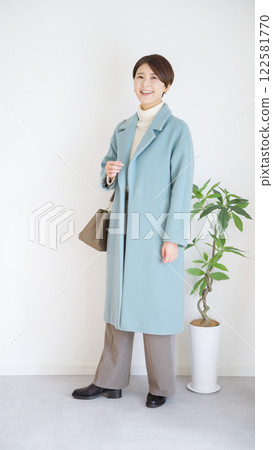Fashion coordination of women's winter clothes, whole body (portrait) 122581770