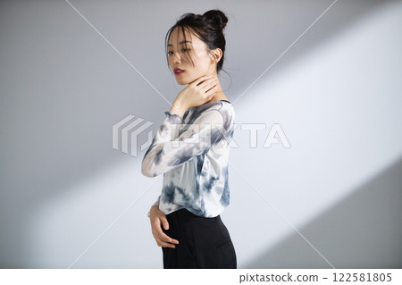 婦女的秀麗圖像在他們的二十年代 122581805