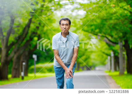 老人在公園裡伸展 老人在公園裡伸展 122581886