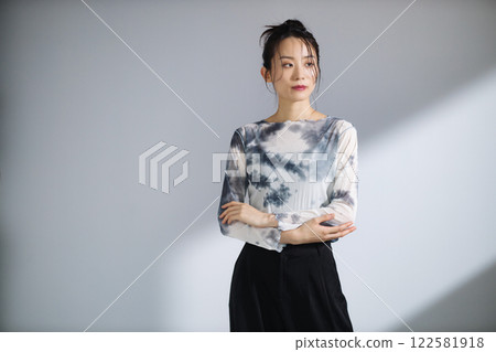 Beauty image of women in their twenties 122581918