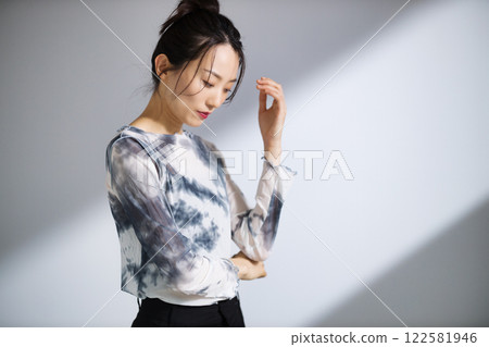 Beauty image of women in their twenties 122581946