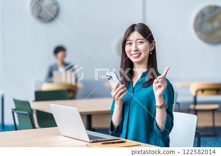 Business woman making a proposal. Business woman making a proposal. 122582014