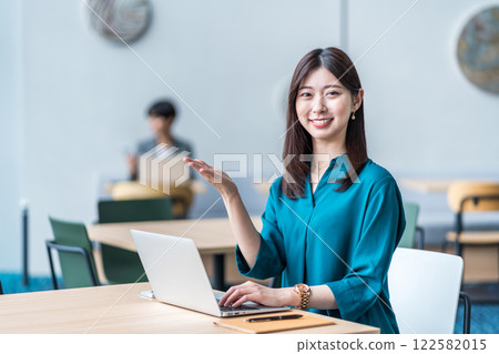 Business woman making a proposal. Business woman making a proposal. 122582015