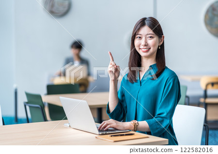 提出建議的女商人。 122582016