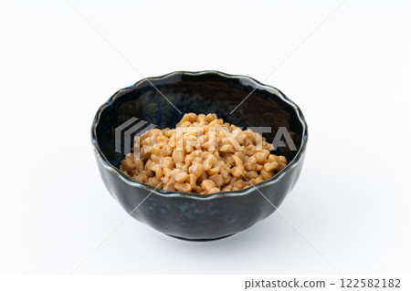 Crushed natto served in a small bowl 122582182