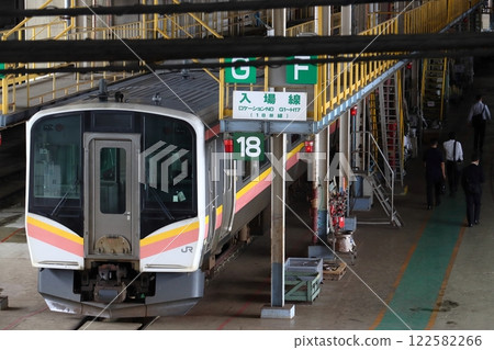 正在大宮綜合車輛中心（埼玉縣埼玉市大宮區）接受檢查的E129系列列車 122582266