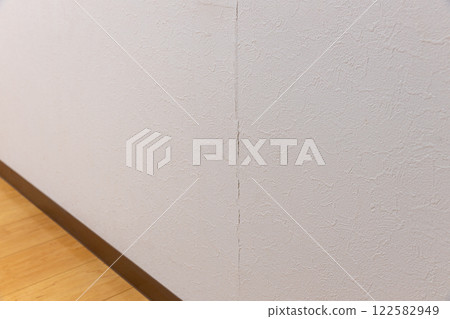 Cracks in vinyl wall covering Cracks in vinyl wall covering 122582949