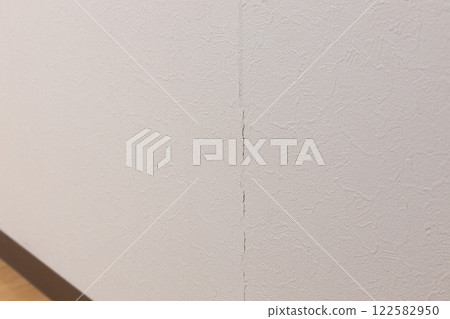 Cracks in vinyl wall covering 122582950