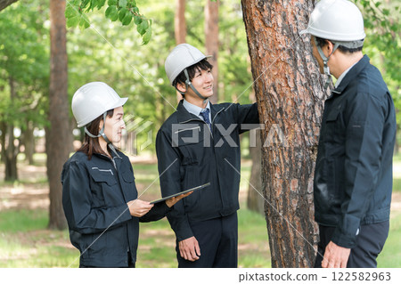 A forest maintenance worker who surveys, inspects, checks, maintains, and conserves forest trees. 122582963