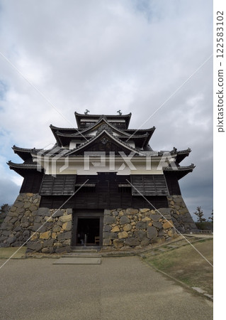 Front of the national treasure Matsue Castle (Matsue City) 122583102
