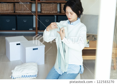 折疊衣服的女人 122583270