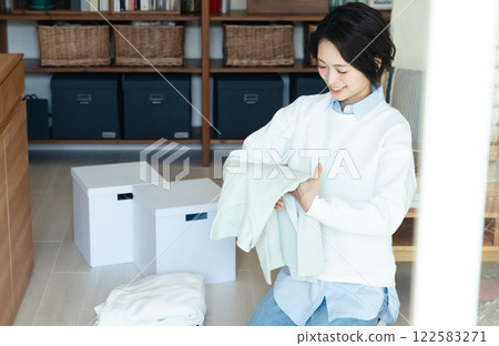 折疊衣服的女人 122583271