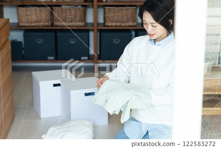 折疊衣服的女人 122583272