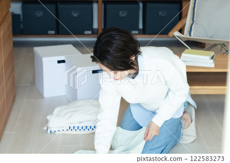 折疊衣服的女人 122583273