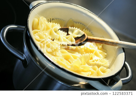 cooking pasta 122583371