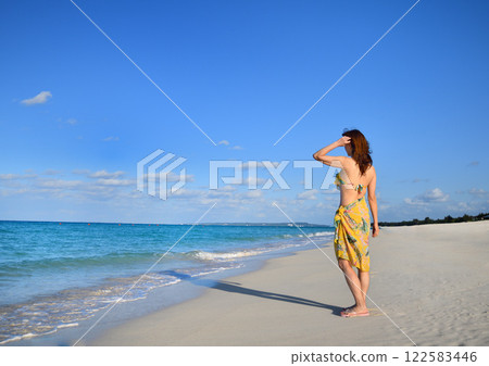 一個女人享受海邊 122583446