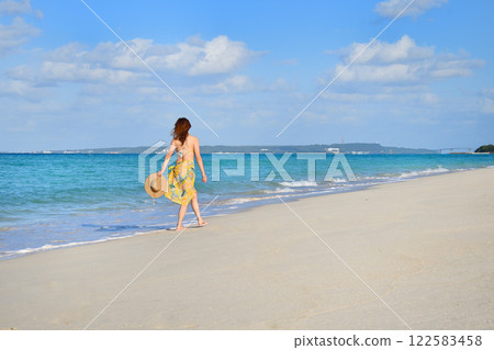 一個女人享受海邊 122583458