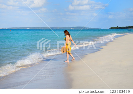 一個女人享受海邊 122583459