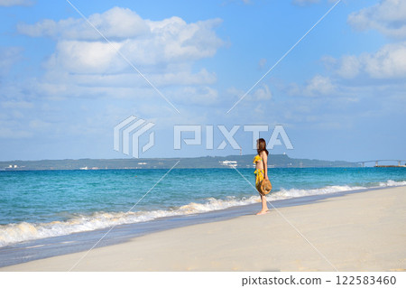 一個女人享受海邊 122583460