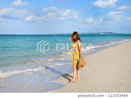 一個女人享受海邊 122583464