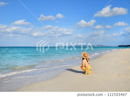 一個女人享受海邊 122583467