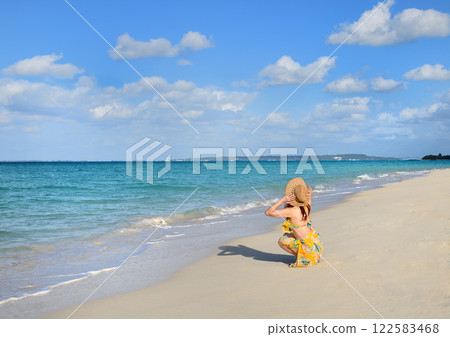 一個女人享受海邊 一個女人享受海邊 122583468